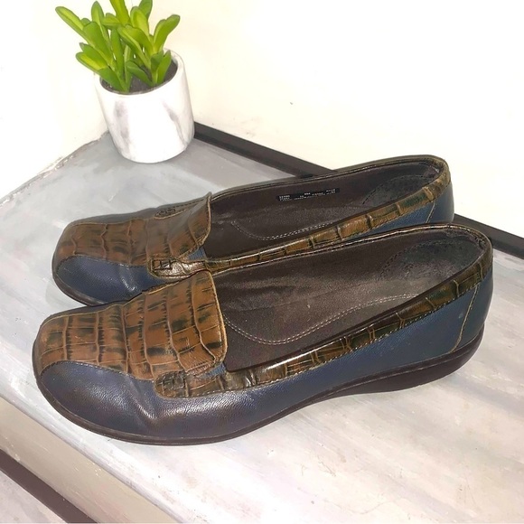 Clarks Woman’s Vintage Blue and brown leather moccasins 8M - Picture 1 of 7